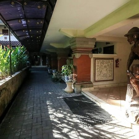 Legian Beach Hotel Кута Экстерьер фото