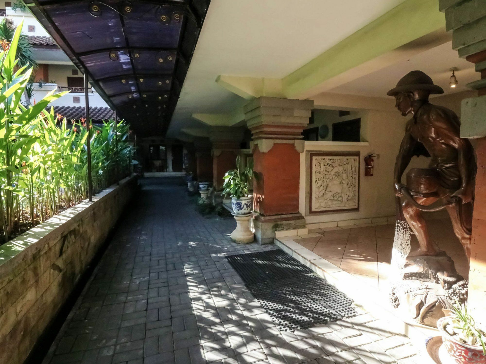 Legian Beach Hotel Кута Экстерьер фото
